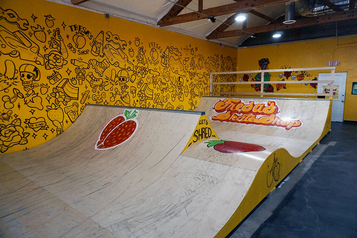 Una vista de la rampa de skate dentro de Fresa's Skate Shop ubicada en Arts District el sábado ...