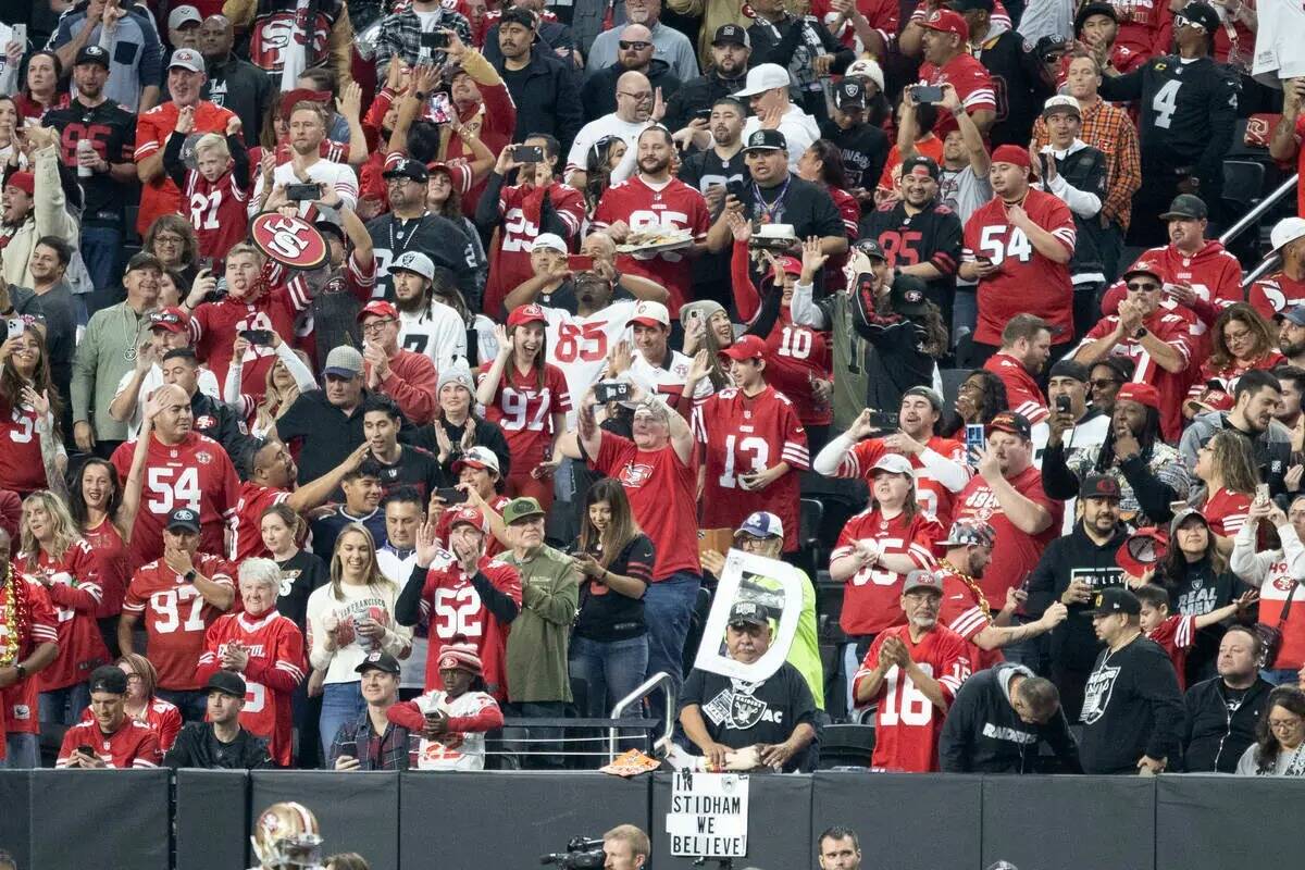 Un mar de fans de los San Francisco 49ers toman una sección de Allegiant Stadium para un parti ...