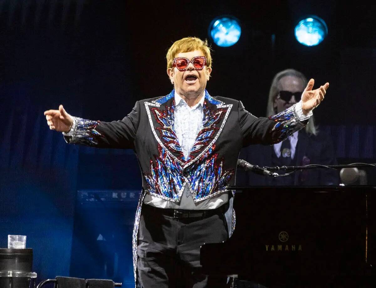 Elton John saluda al público durante el final de su gira ''Farewell Yellow Brick Road'' en All ...