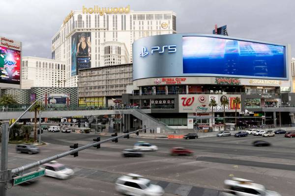 El tráfico circula en la intersección de Las Vegas Boulevard y Harmon Avenue pasando por el c ...