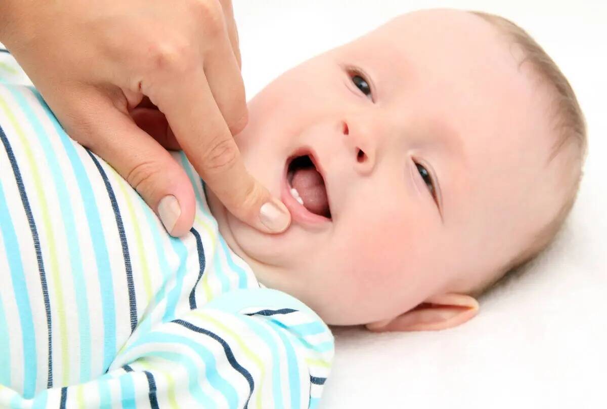 Los primeros dientes de tu hijo son esenciales para la salud de sus dientes permanentes, y la b ...