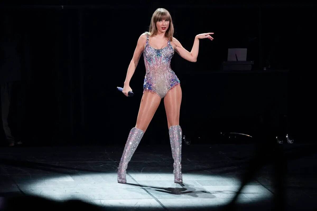 Taylor Swift se presenta durante el concierto de apertura de su gira Eras el viernes 17 de marz ...