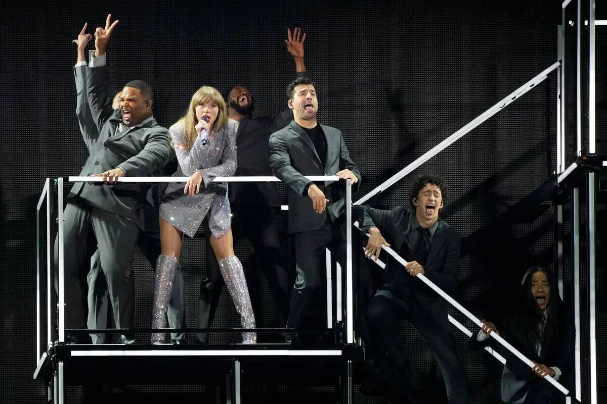 Taylor Swift se presenta durante el concierto de apertura de su gira Eras el viernes 17 de marz ...