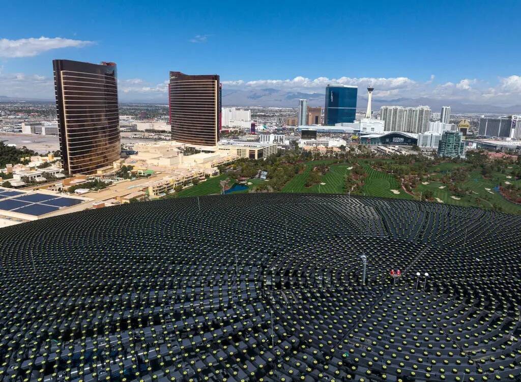 El centro de Las Vegas visto desde MSG Sphere en el techo abovedado de The Venetian el lunes 20 ...