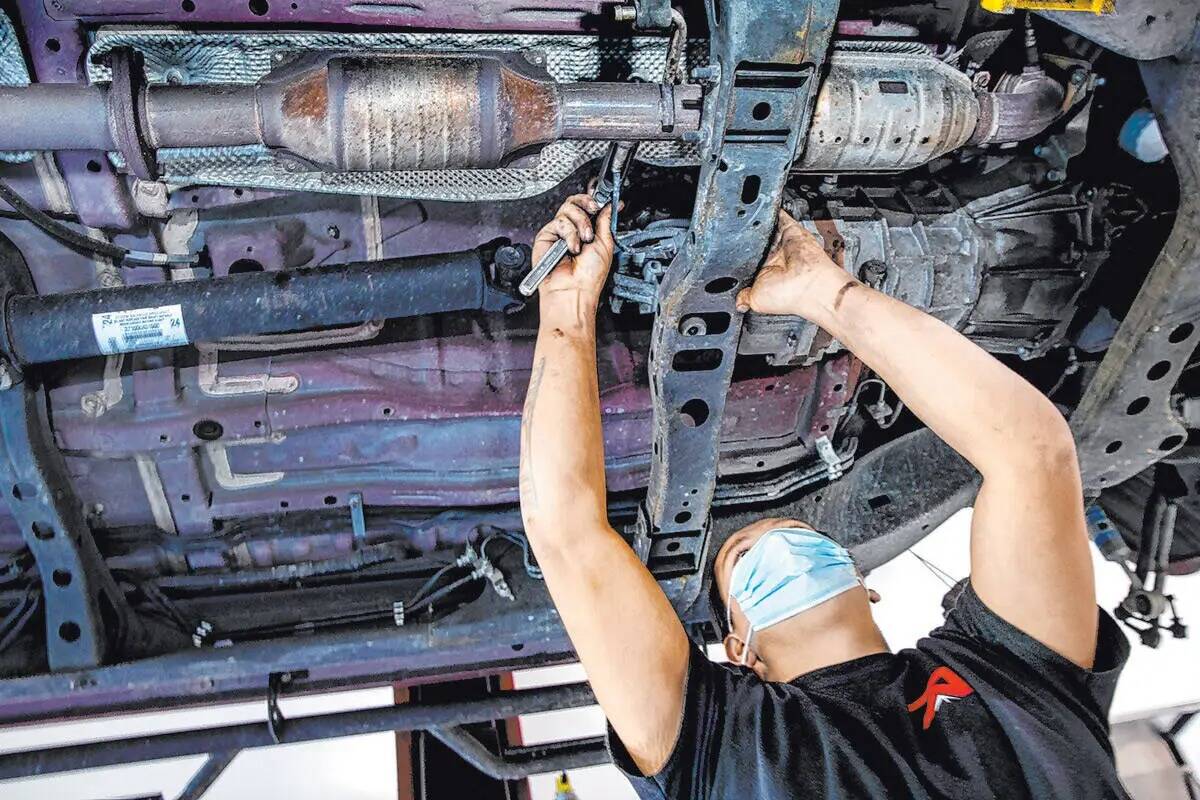 El mecánico Johnny Mejía, de Red Rock Repair, trabaja debajo de un auto en noviembre de 2020. ...