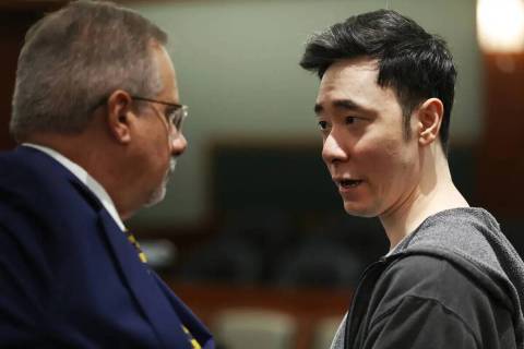 Chan Park, a la derecha, acusado de atacar a su madre y matar al novio de 64 años de esta, hab ...