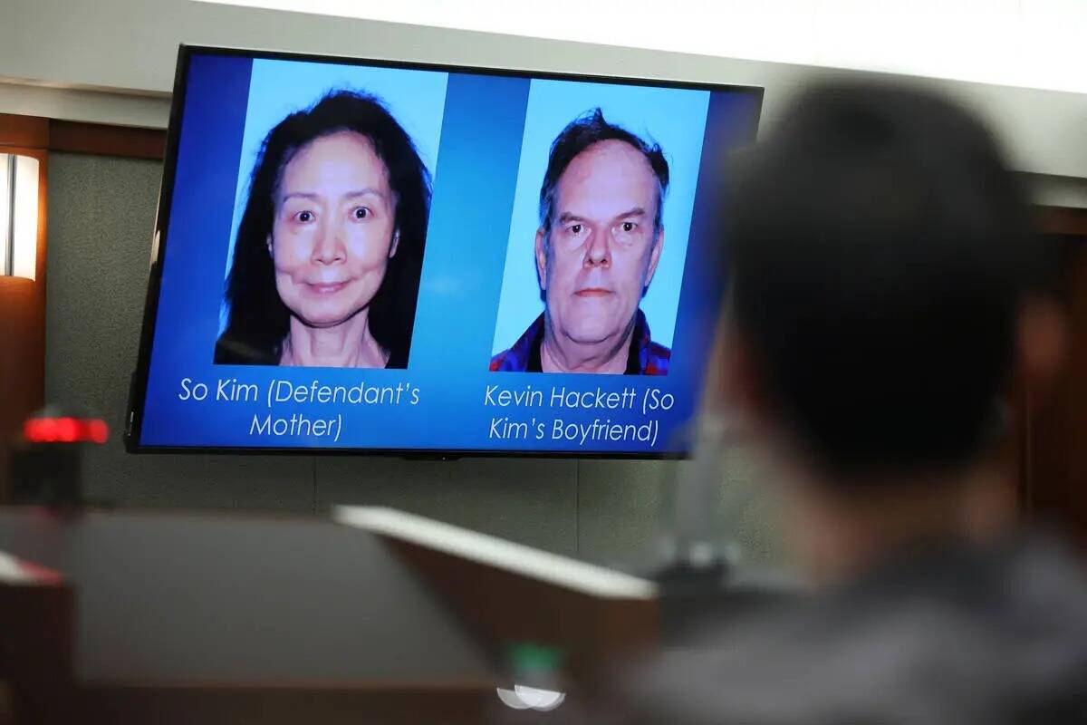 Chan Park, a la derecha, acusado de atacar a su madre y matar al novio de esta, de 64 años, mi ...
