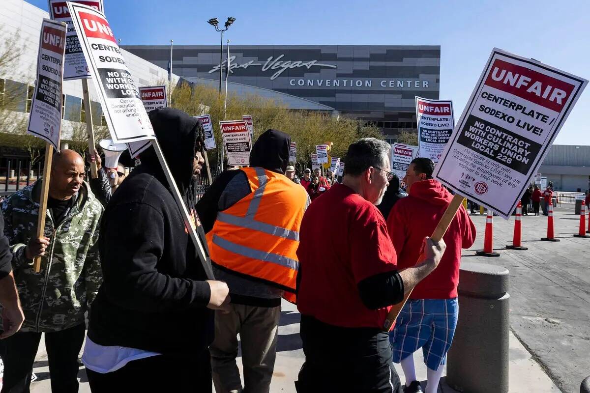 Trabajadores de Culinary Union hacen una manifestación frente a Las Vegas Convention Center, e ...