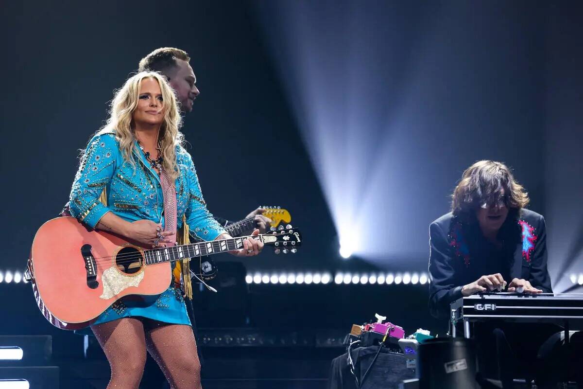 Miranda Lambert se presenta en el escenario durante la noche de apertura de su residencia, "Vel ...