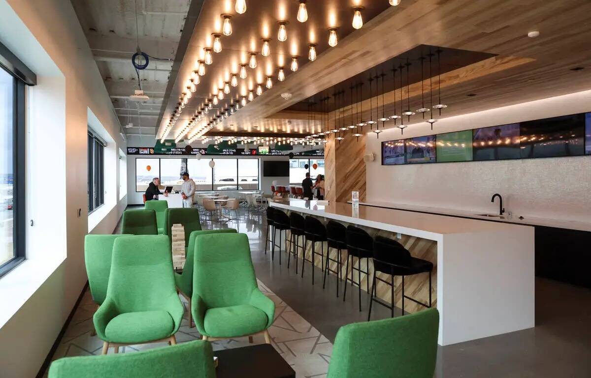 Una cafetería y salón durante una visita a las nuevas oficinas de DraftKings en UnCommons el ...