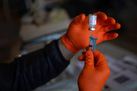 Craig Johnson recibe una dosis de la vacuna Moderna COVID-19 en 2021 en Las Vegas. (Ellen Schmi ...