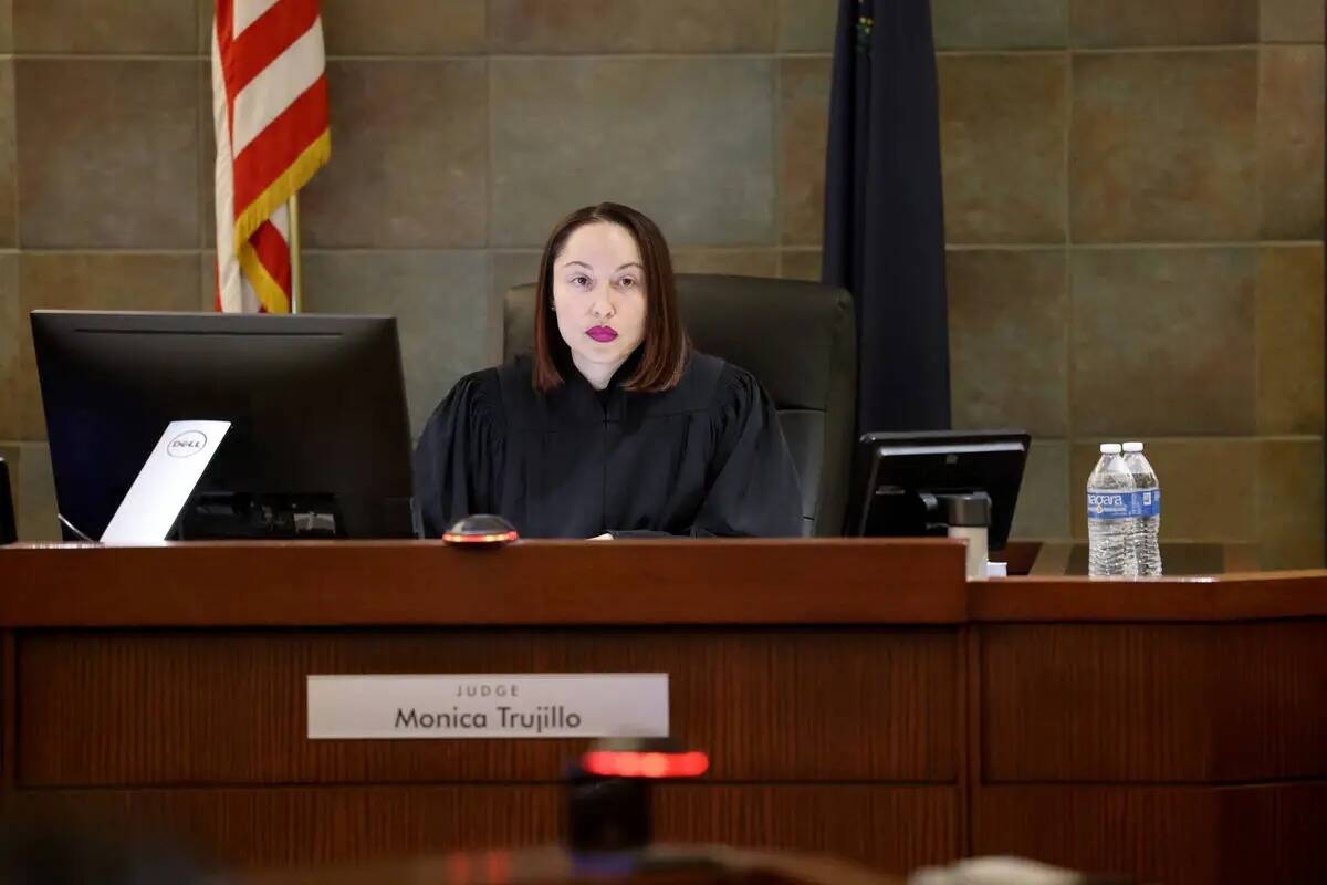 La jueza del Tribunal de Distrito del Condado Clark Mónica Trujillo preside en una corte en el ...