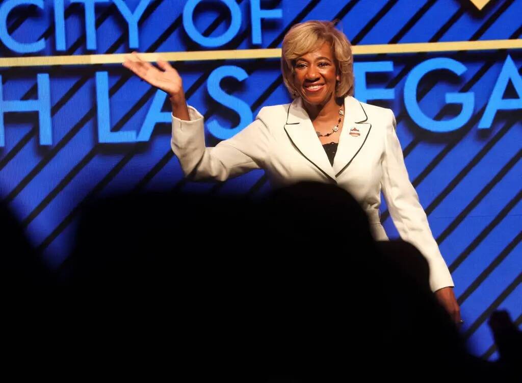La alcaldesa de North Las Vegas, Pamela Goynes-Brown, reacciona mientras la gente aplaude al fi ...
