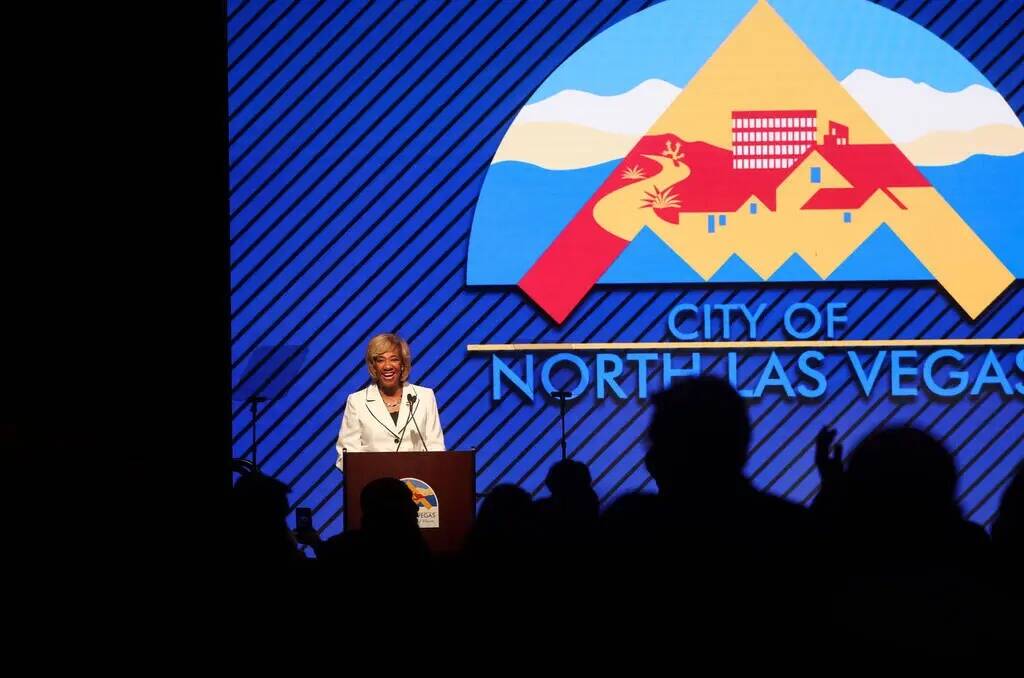 La alcaldesa de North Las Vegas, Pamela Goynes-Brown, reacciona mientras la gente aplaude al fi ...
