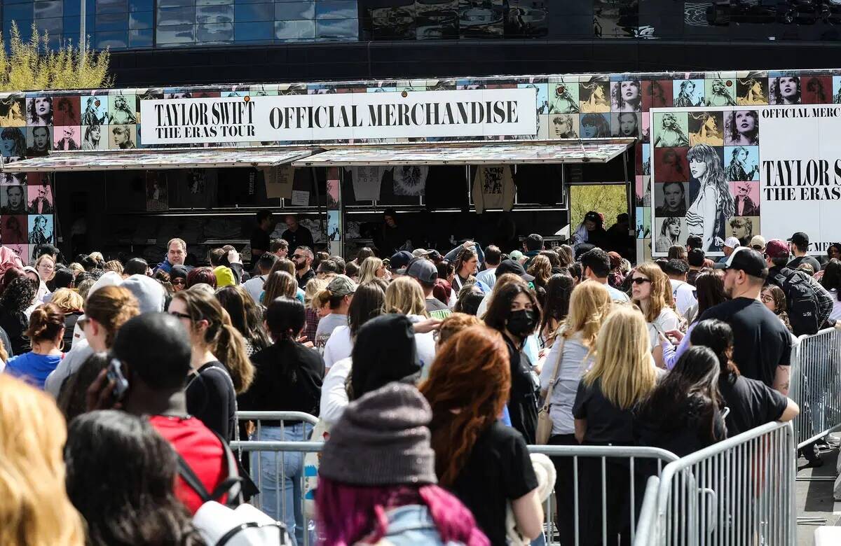 Fanáticos esperan en fila para comprar mercancía de Taylor Swift en una tienda temporal afuer ...