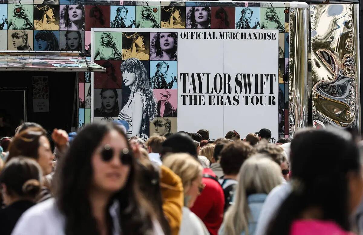 Fans esperan en fila para comprar productos de Taylor Swift en una tienda temporal fuera de All ...