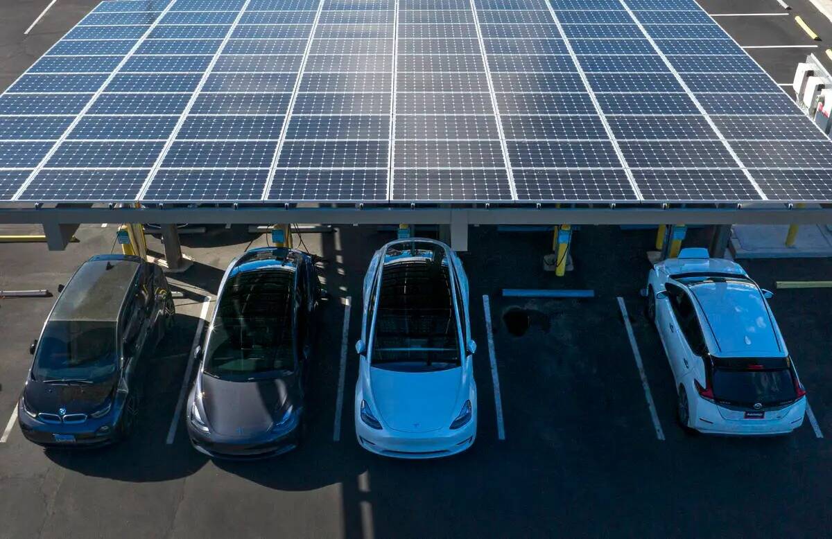 Vehículos eléctricos recargan sus baterías en el estacionamiento de la sede de NV Energy en ...