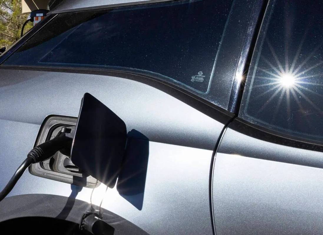 Un vehículo eléctrico recarga su batería en el estacionamiento de la sede de NV Energy en 62 ...