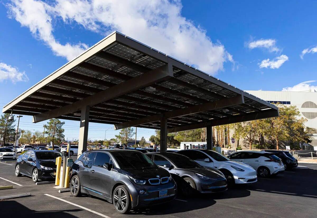 Vehículos eléctricos recargan sus baterías en el estacionamiento de la sede de NV Energy en ...