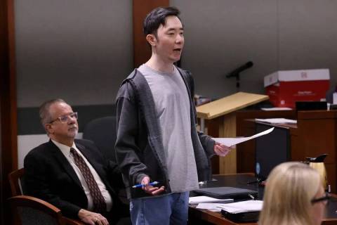 Chan Park, en el centro, presenta su alegato final ante el jurado mientras se representa a sí ...