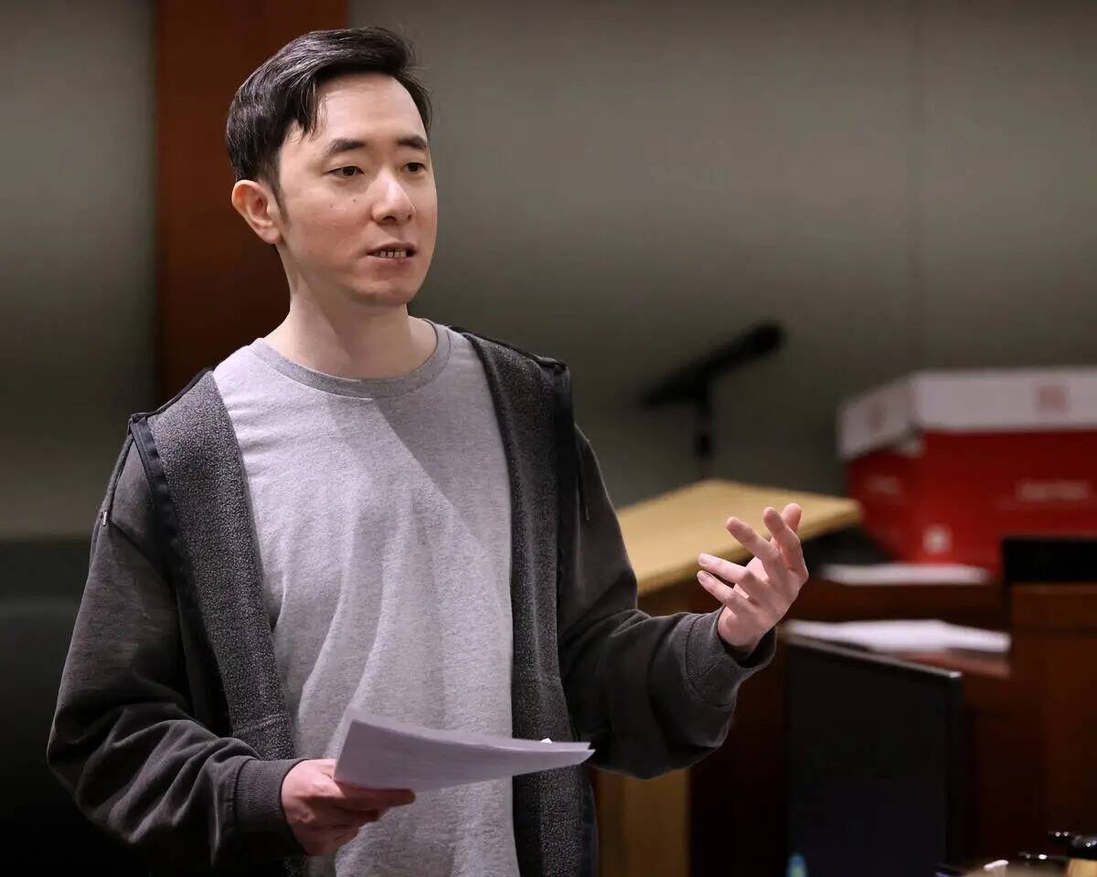 Chan Park realiza su alegato final ante el jurado mientras se representa a sí mismo en su caso ...