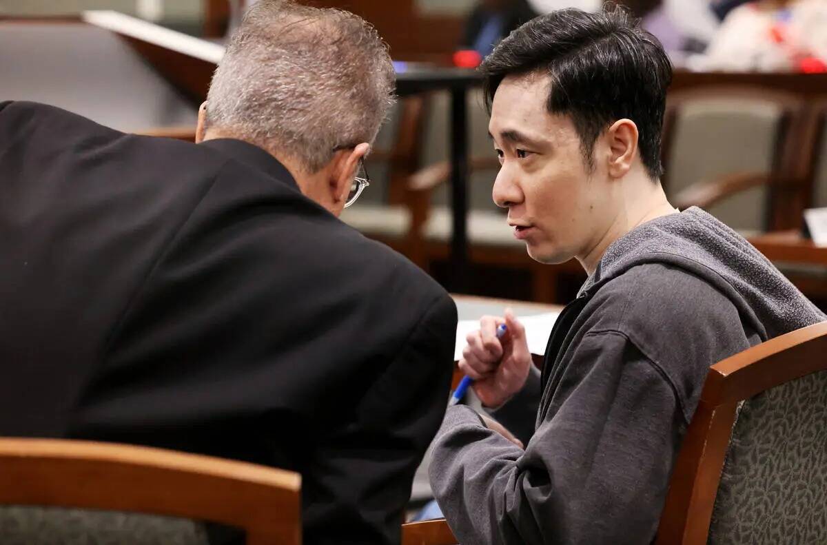 Chan Park, a la derecha, habla con su abogado de oficio Ozzie Fumo mientras se representa a sí ...