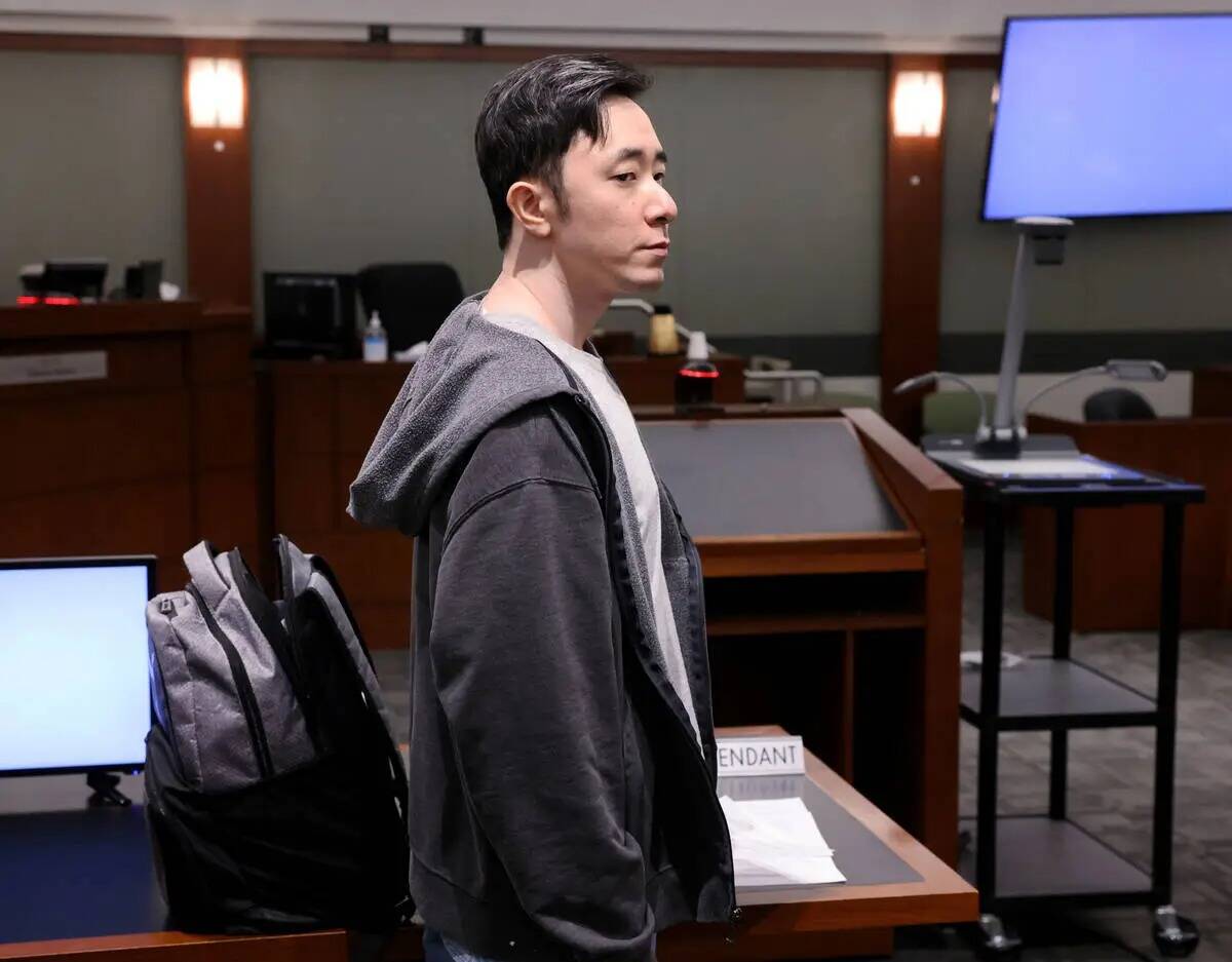 Chan Park de pie mientras el jurado entra en la sala mientras se representa a sí mismo en su c ...