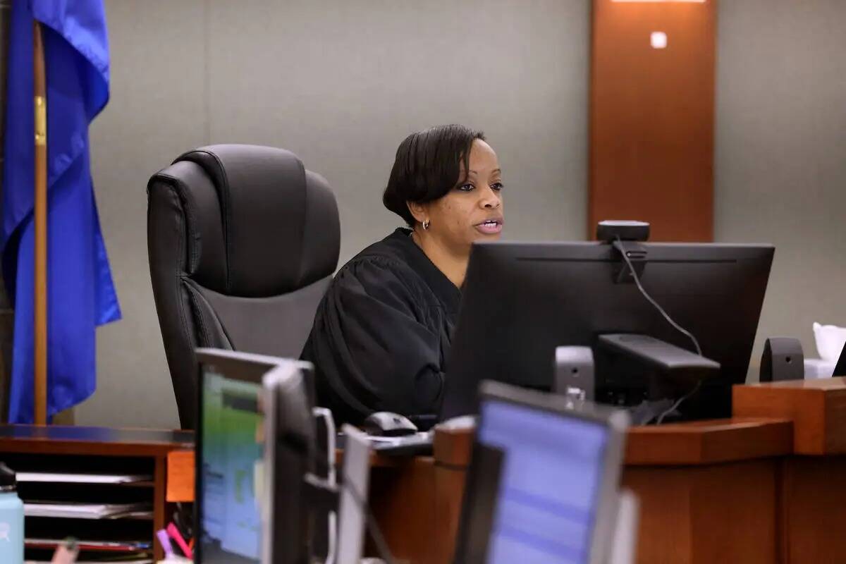 La jueza del Tribunal de Distrito del Condado Clark, Tierra Jones, preside el caso de Chan Park ...