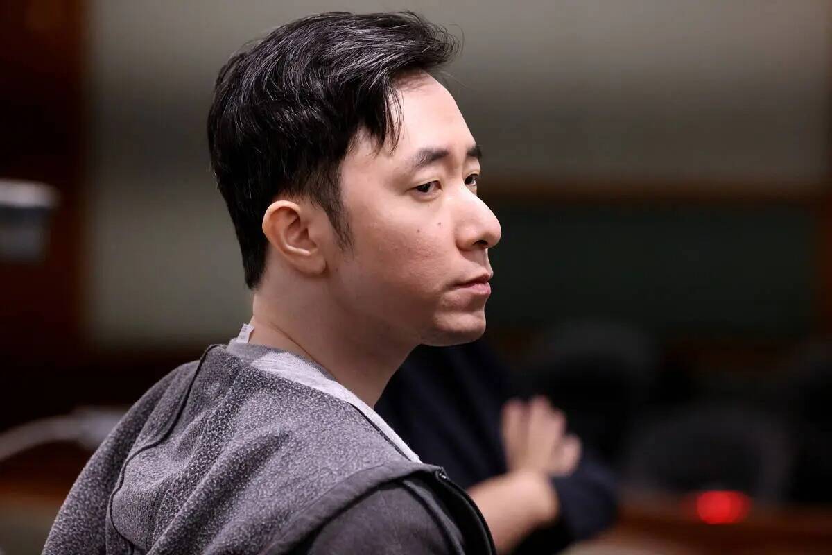 Chan Park se levanta mientras el jurado abandona la sala de su caso en el Centro Regional de Ju ...