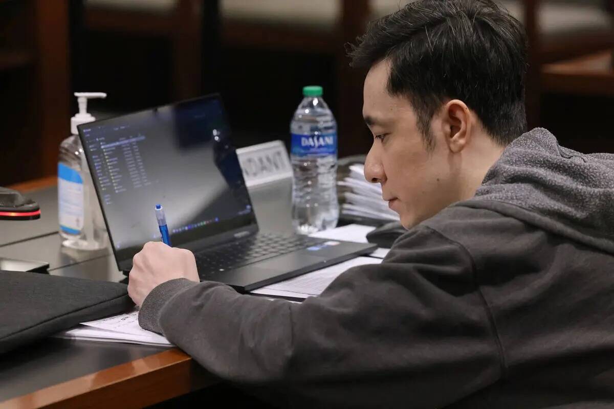 Chan Park toma notas mientras se representa a sí mismo ante el tribunal durante los alegatos f ...