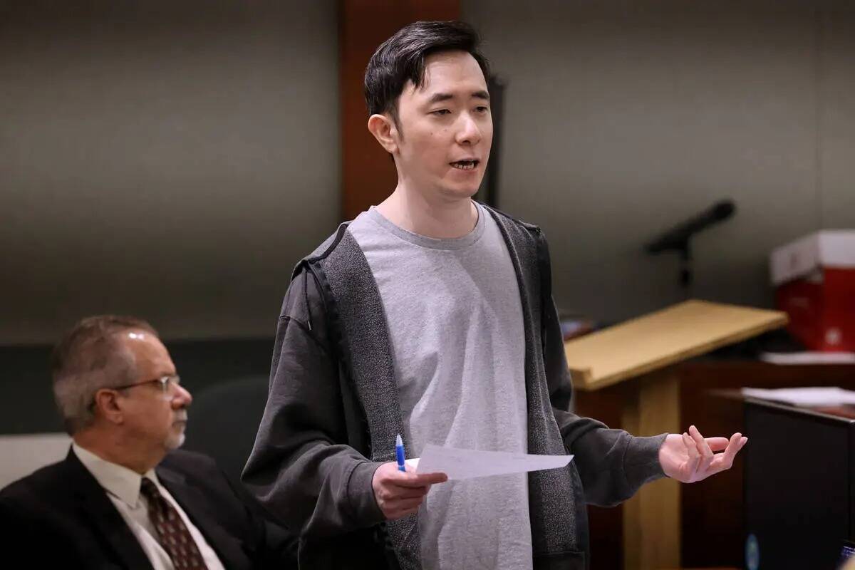 Chan Park, a la derecha, presenta su alegato final ante el jurado mientras se representa a sí ...