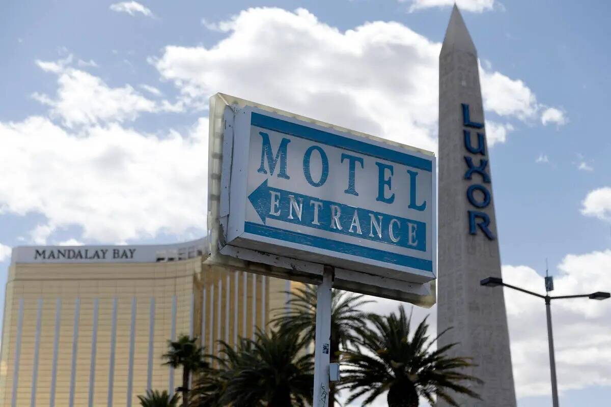 Un cartel del antiguo White Sands Motel permanece en South Las Vegas Boulevard el viernes 24 de ...