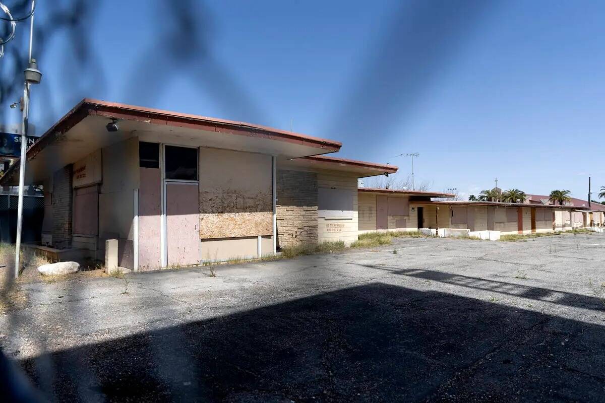 El antiguo White Sands Motel está enrejado en South Las Vegas Boulevard el viernes 24 de marzo ...