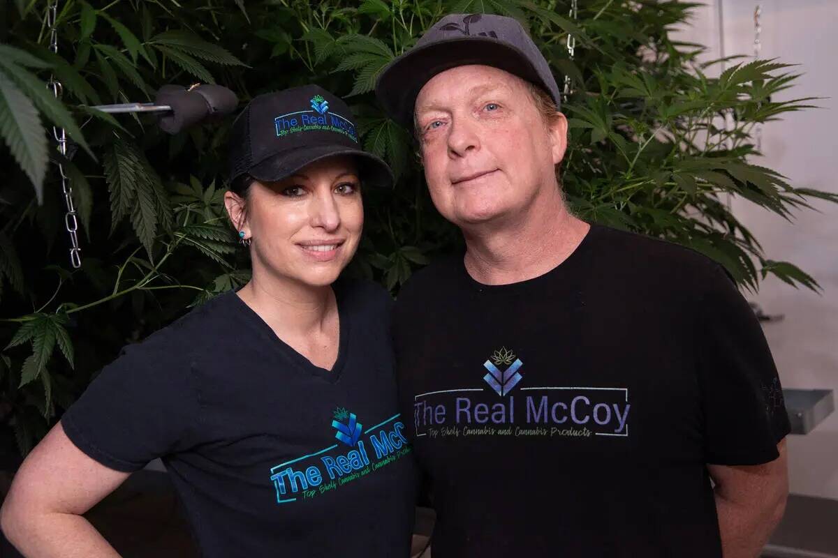 Los copropietarios de The Real McCoy, los esposos Carissa y Chad McCoy, posan para una foto en ...