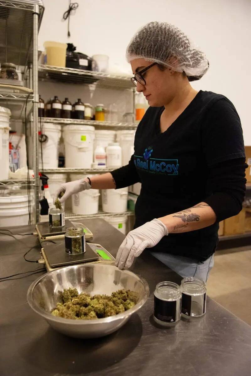 Tricia Mulroy añade cannabis a los envases de venta al por menor dentro de las instalaciones d ...