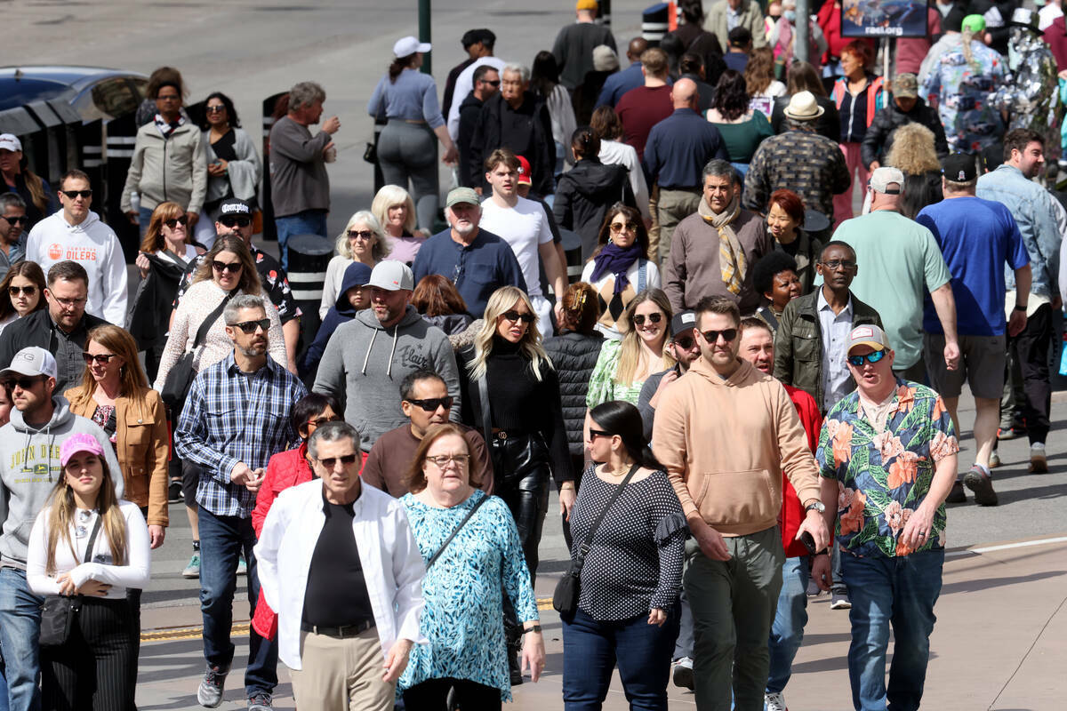 La gente camina por el Strip en el Planet Hollywood Resort de Las Vegas, el jueves 23 de marzo ...