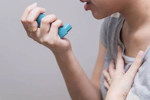 Cuando una persona tiene asma, sus vías respiratorias inflamadas pueden "bloquearse" en respue ...