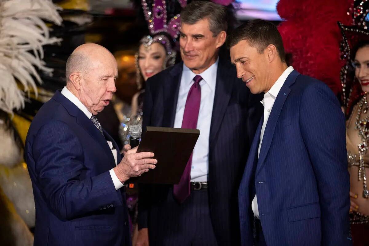 Jack Binion, desde la izquierda, leyenda del juego de Las Vegas y cuyo padre abrió el Horsesho ...