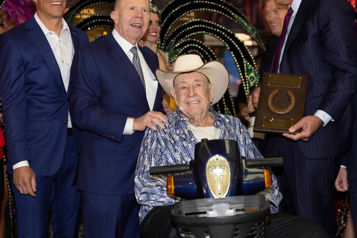 Jack Binion, a la izquierda, leyenda del juego de Las Vegas y cuyo padre abrió Horseshoe Club ...