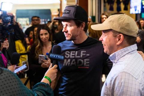 Los hermanos Mark Wahlberg, a la izquierda, y Paul Wahlberg son entrevistados durante la celebr ...