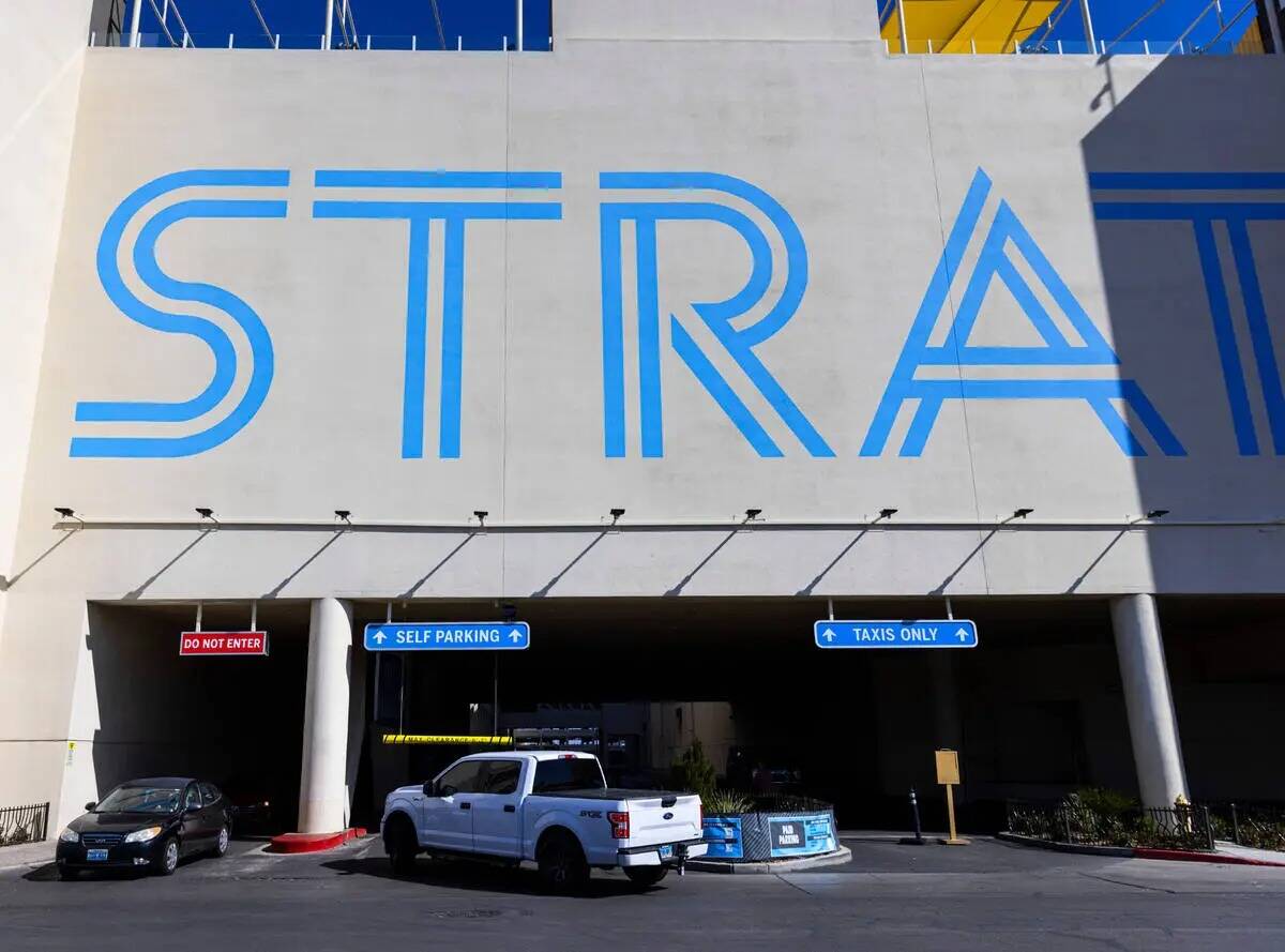 Una camioneta entra en un estacionamiento en The Strat, el lunes 27 de marzo de 2023, en Las Ve ...