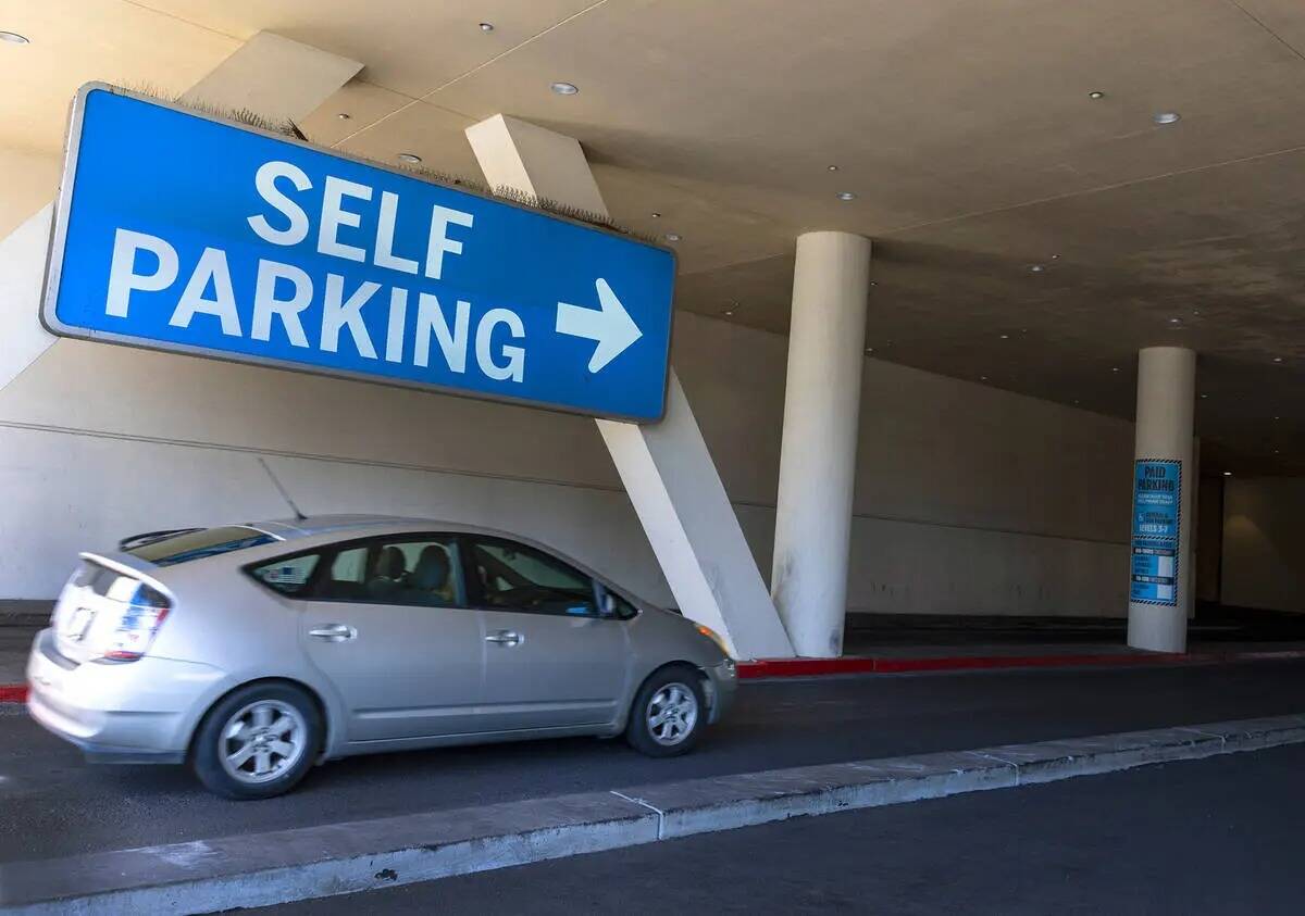 Un auto ingresa a un estacionamiento en The Strat, el lunes 27 de marzo de 2023, en Las Vegas. ...