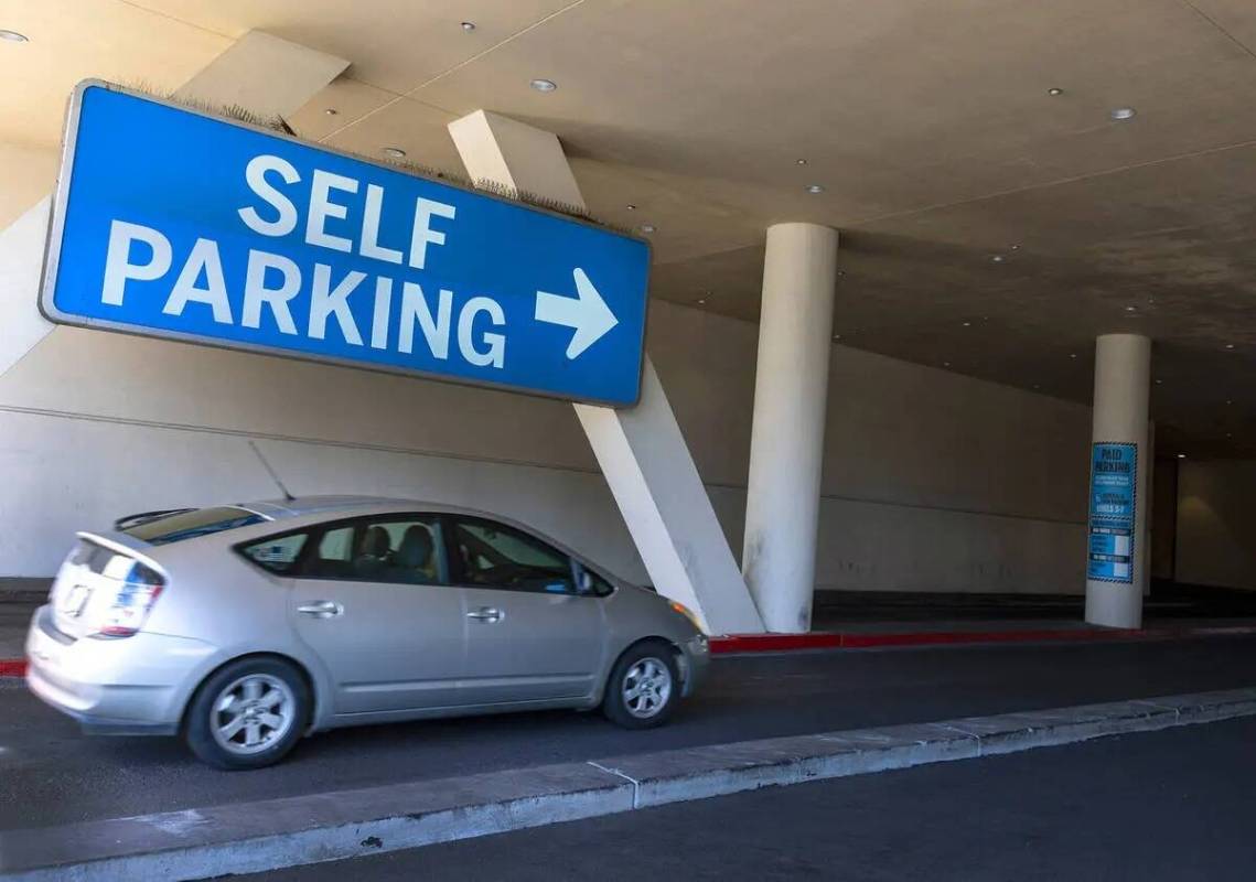 Un auto ingresa a un estacionamiento en The Strat, el lunes 27 de marzo de 2023, en Las Vegas. ...