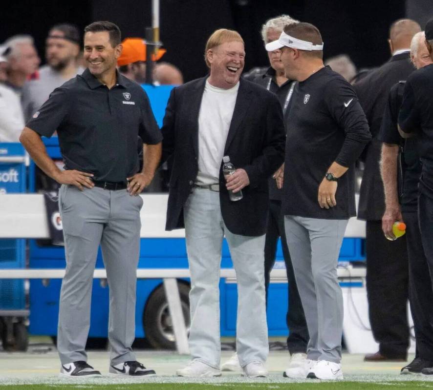 El gerente general de los Raiders Dave Ziegler, izquierda, el dueño Mark Davis, centro, y el e ...