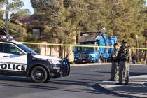 La policía de Las Vegas está investigando un choque fatal que involucra a un camión de volte ...