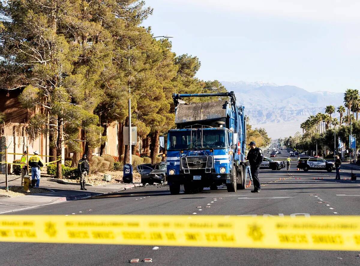 La policía de Las Vegas está investigando un accidente mortal que involucró a un camión y u ...