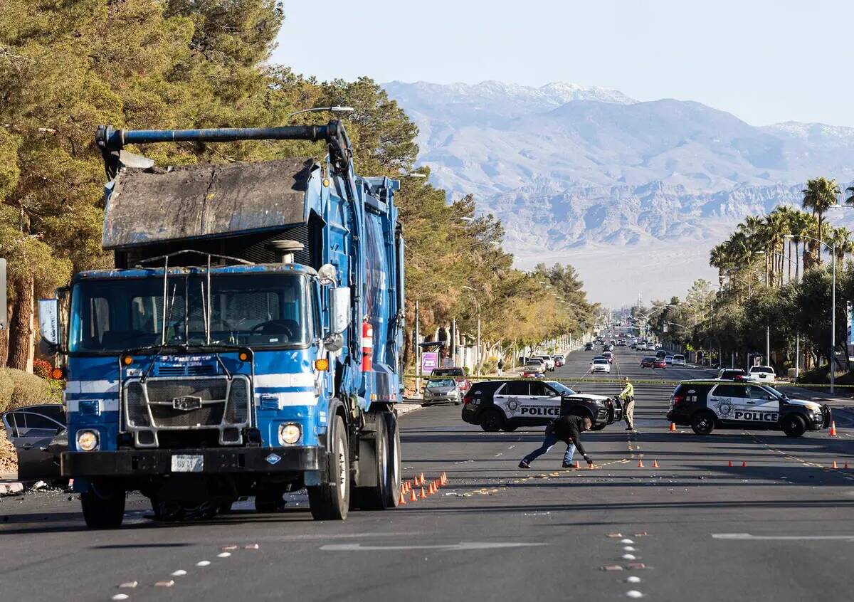 La policía de Las Vegas está investigando un accidente mortal que involucró a un camión y u ...