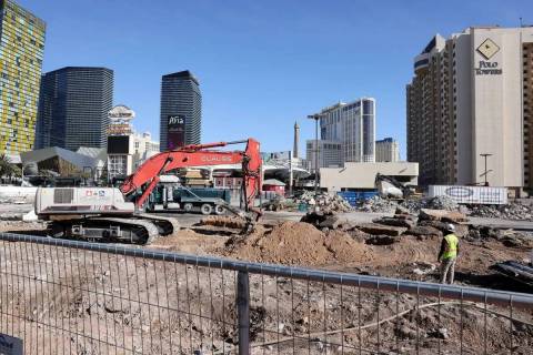 Las cuadrillas despejan los restos de los edificios del 3755 Las Vegas Blvd. South en el Strip ...