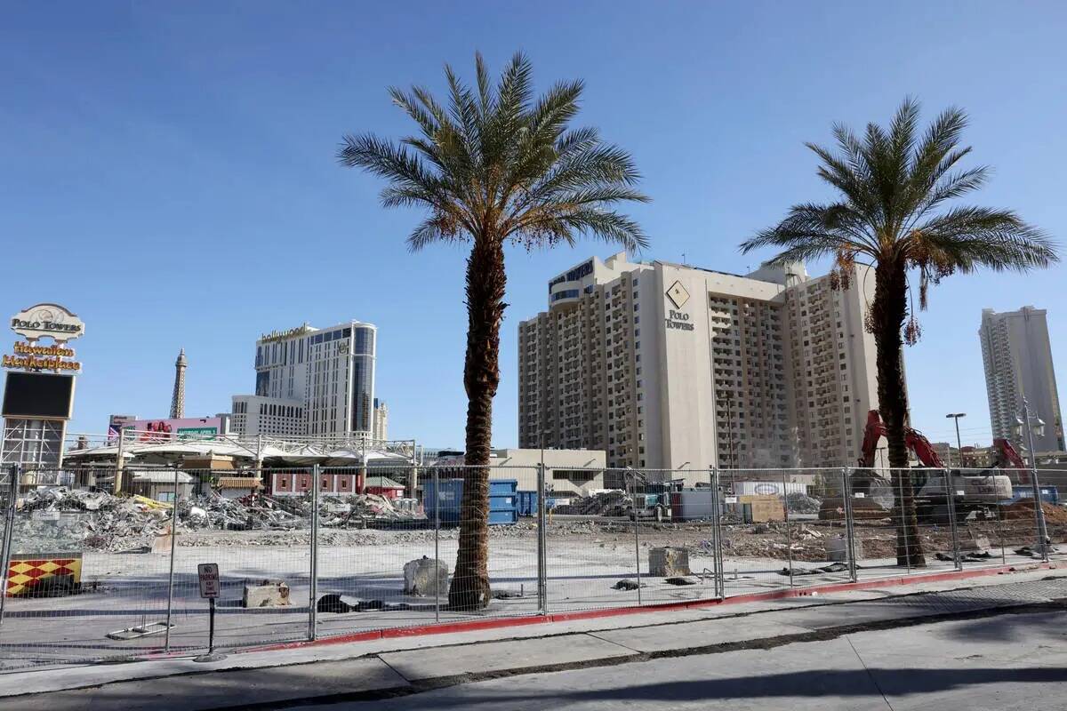 Las cuadrillas despejan los restos de los edificios del 3755 Las Vegas Blvd. South en el Strip ...