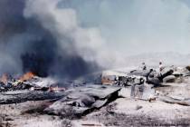 Los restos de un DC-7 de United Airlines arden en el desierto, al suroeste de Las Vegas, tras u ...